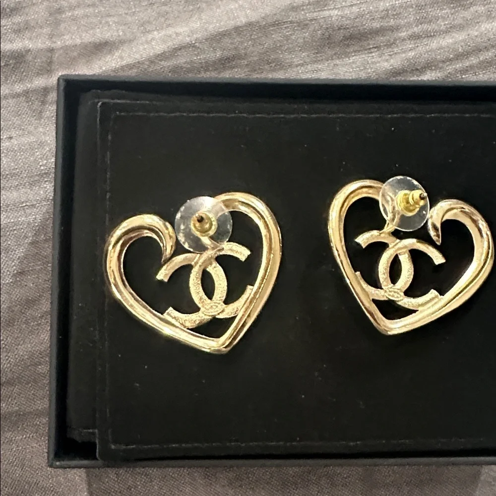 Authentic CHANEL Gold Heart CC Crystal Stud Earrings - Picture 3 of 3